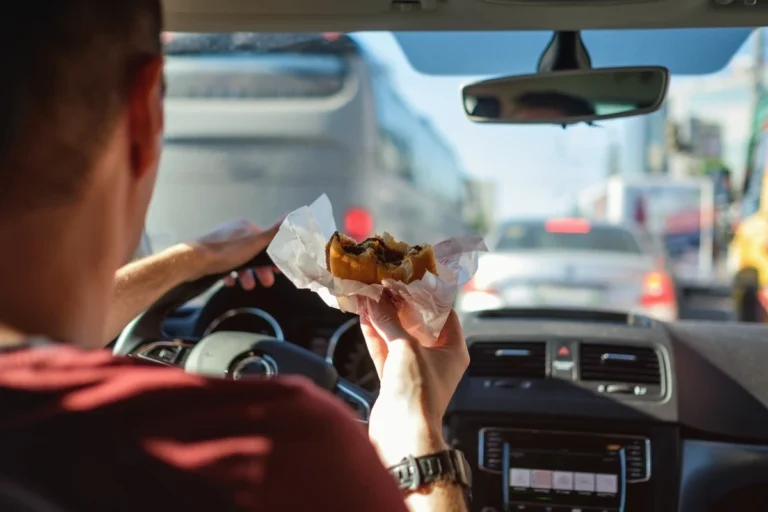 The Legal Risks of Eating or Grooming While Driving in Missouri
